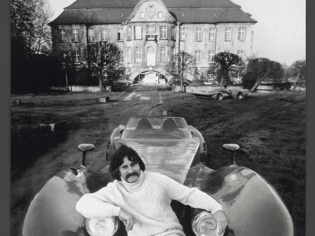 Luigi Colani, Der Künstler vor einem seiner Autos, 1976, Fotografie, Sammlung POPDOM