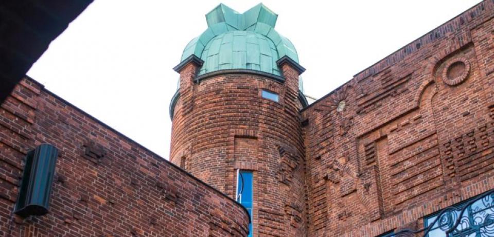 web Blick aus der Boettcherstrasse auf den Turm des Paula Modersohn Becker Museums Foto freiraumfotografie Bremen 2 Blicke auf den Turm des Paula Modersohn-Becker Museum aus der Böttcherstraße, Foto: freiraumfotografie