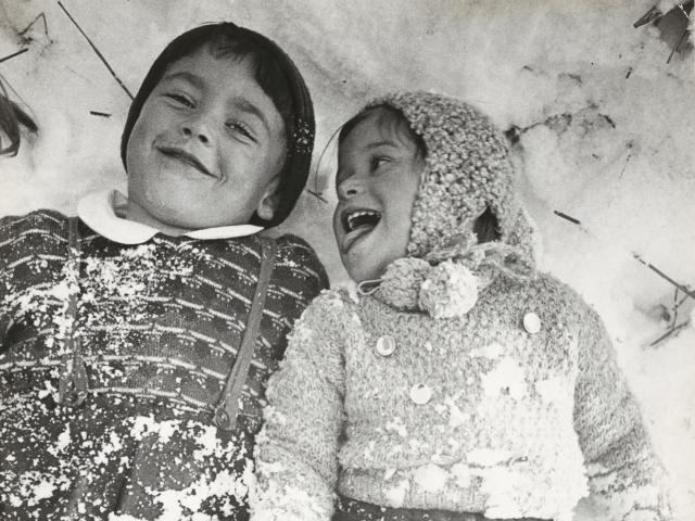 Annelise Kretschmer: Tatjana und Lux Calvelli Adorno im Schnee liegend, Elmau um 1933, Vintage Silbergelatineabzug, copyright Christiane von Königslöw