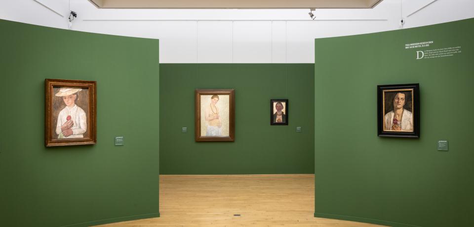 Blick in die Ausstellung Becoming Paula Saal 1 zentral Foto Hannes von der Fecht Blick in die Ausstellung Becoming Paula Saal 1 zentral Foto Hannes von der Fecht