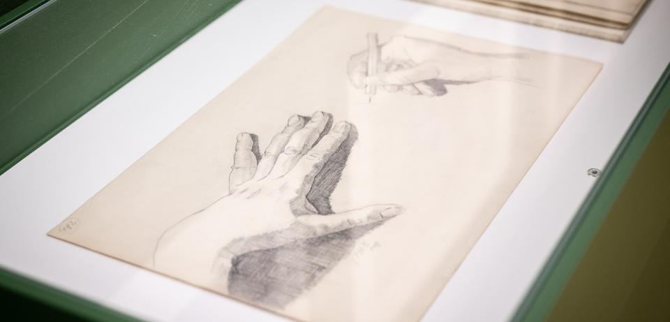 Blick in die Vitrine Zeichnung Becoming Paula Foto Hannes von der Fecht Blick in die Vitrine Zeichnung Becoming Paula Foto Hannes von der Fecht