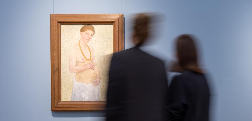 Paar vor Selbstbildnis am 6. Hochzeitstag Foto Patric Leo 300dpi Paar vor Selbstbildnis am 6. Hochzeitstag Foto Patric Leo