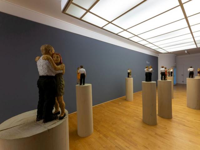Stephan Balkenhol, Tanzende Paare, 1999, Museum MMK für moderne Kunst, Erworben mit großzügiger Unterstützung durch zehn Patenschaften und einer Schenkung des Künstlers,© VG Bild-Kunst Bonn, 2020 