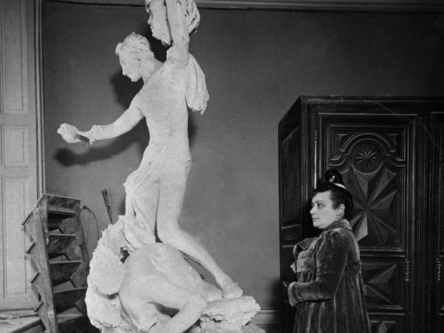 Camille Claudel vor ihrer Statue Perseus und die Gorgone, um 1898 Quelle: Bibliothèque Marguerite Durand, Ville de Paris / BMD