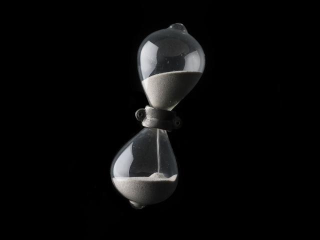 Christoph Brech, Infinity, 2018 Installation mit Stundenglas und Motor, Besitz des Künstlers © VG Bild-Kunst, Bonn 2018