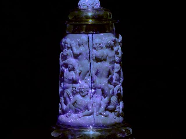 Christoph Brech, La fin du temps, 2018, Installation 1-Kanal-Video-Projektion (Farbe) auf Elfenbein-Humpen aus der Sammlung Ludwig Roselius, © VG Bild-Kunst, Bonn 2018, Foto: Patric Leo