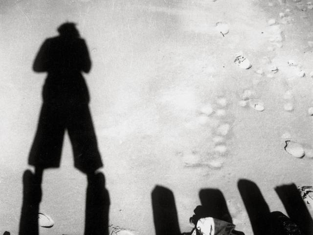 Eva Besnyö: Schatten von John Fernhout, Westkapelle, Zeeland 1933 ©Eva Besnyö / MAI