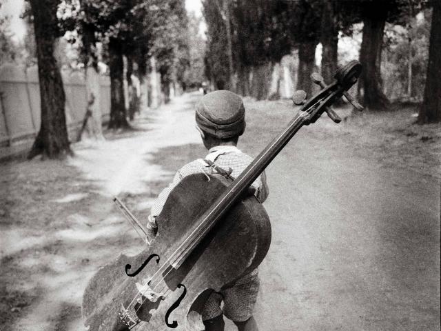 Eva Besnyö: Junge mit dem Cello, Balaton, Ungarn 1931©Eva Besnyö / MAI