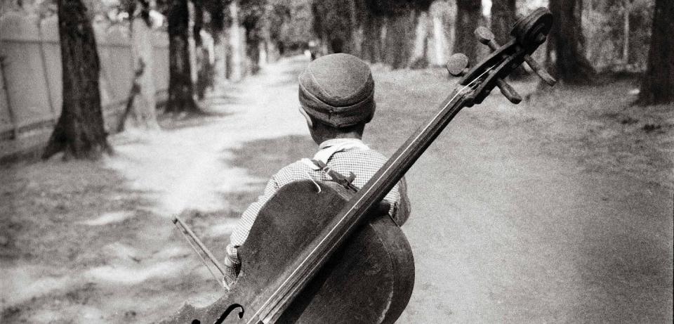 Eva Besnyö: Junge mit dem Cello, Balaton, Ungarn 1931 Eva Besnyö: Junge mit dem Cello, Balaton, Ungarn 1931©Eva Besnyö / MAI