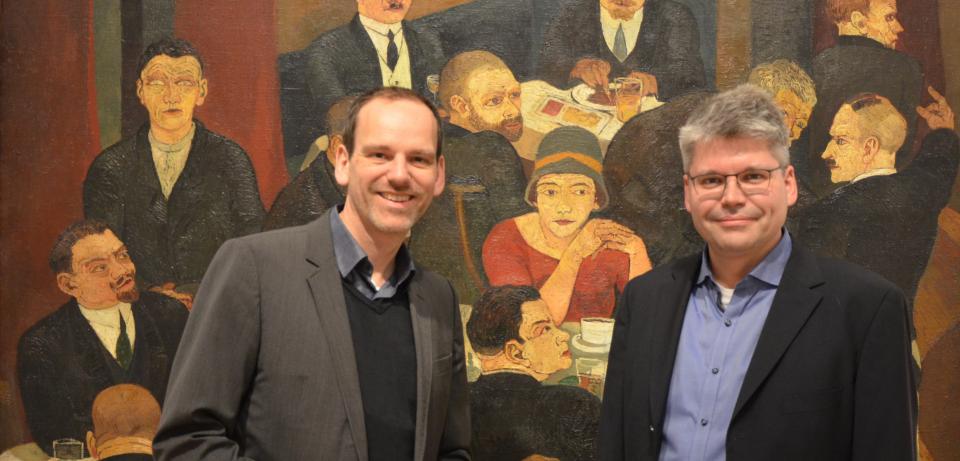 Ausgewaehltes Foto Dialogische Fuehrung Schmidt Werquet Haberland 4 (v.l.) Museumsdirektor Dr. Frank Schmidt und Historiker Dr. Jan Werquet, Focke-Museum, vor Josef Scharl, "Blinder Bettler im Café", 1927