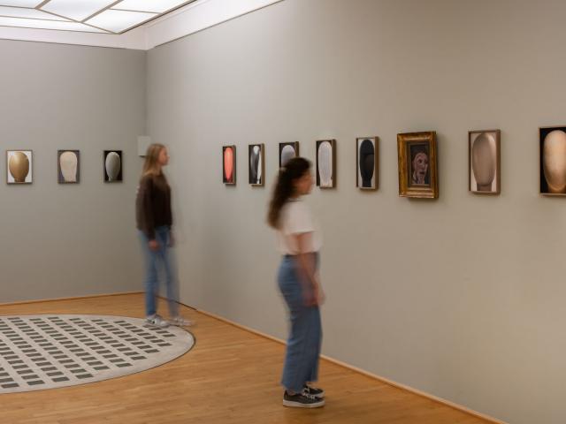 Blick in Saal 8 mit Ausstellungsbesuchern, Foto: © Bjoern Behrens Copyright