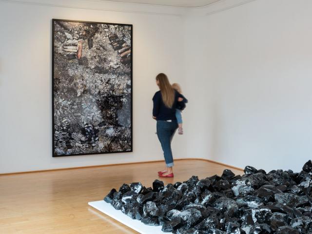Besucherin in Saal 4, Foto © Björn Behrens Copyright