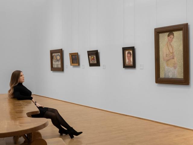 Blick in Saal 1: Repräsentantin vor Selbstbildnis am 6. Hochzeitstag, Paula Modersohn-Becker Museum, © Foto: Björn Behrens