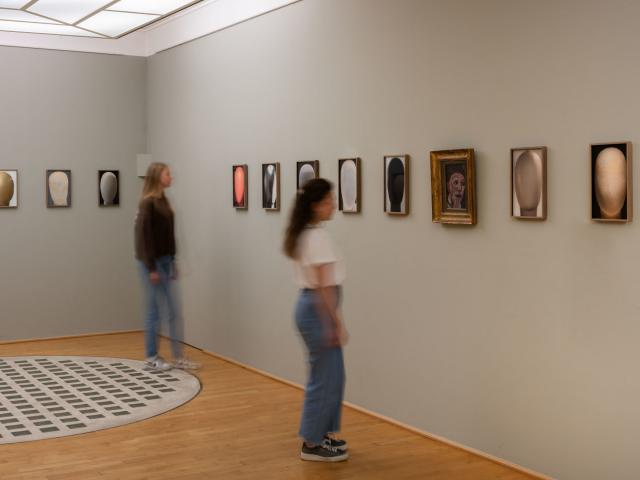 Blick in Saal 8 mit Ausstellungsbesuchern, Foto: © Bjoern Behrens Copyright