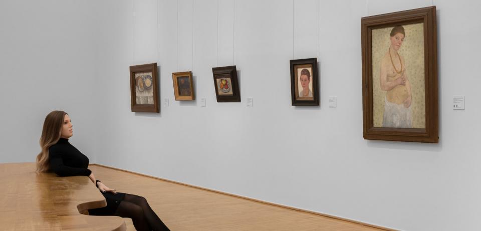 Blick in Saal 1: Repräsentantin vor Selbstbildnis am 6. Hochzeitstag, Paula Modersohn-Becker Museum, © Foto: Björn Behrens Blick in Saal 1: Repräsentantin vor Selbstbildnis am 6. Hochzeitstag, Paula Modersohn-Becker Museum, © Foto: Björn Behrens