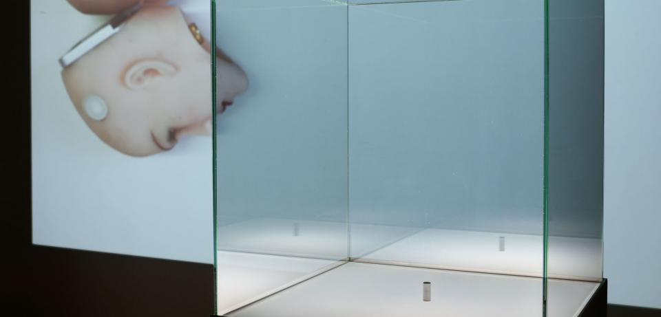Saal 7 mit Videoinstallation "human error" und dem Werk "compression" von Louisa Clement, © Foto: Björn Behrens Saal 7 mit Videoinstallation "human error" und dem Werk "compression" von Louisa Clement, © Foto: Björn Behrens