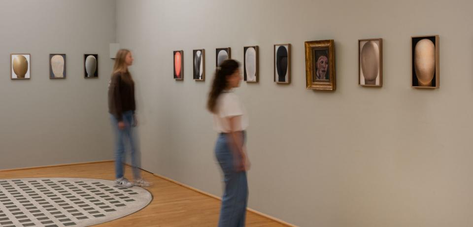 Blick in Saal 8 mit Ausstellungsbesuchern, Foto: © Bjoern Behrens Blick in Saal 8 mit Ausstellungsbesuchern, Foto: © Bjoern Behrens