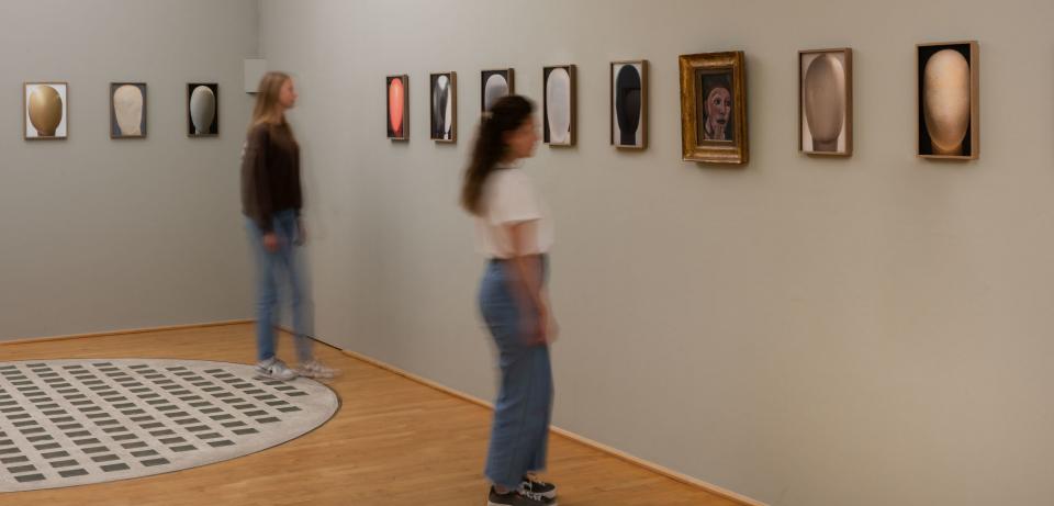 Blick in Saal 8 mit Ausstellungsbesuchern, Foto: © Bjoern Behrens Blick in Saal 8 mit Ausstellungsbesuchern, Foto: © Bjoern Behrens
