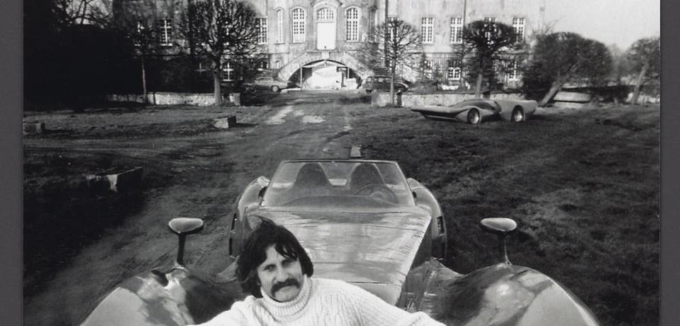 Luigi Colani Der Kuenstler vor einem seiner Autos 1976 Ftografie Sammlung POPDOM Luigi Colani, Der Künstler vor einem seiner Autos, 1976, Fotografie, Sammlung POPDOM