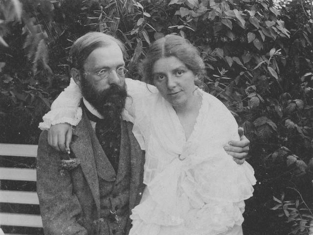 Otto und Paula Modersohn im Garten auf der Bank sitzend um 1904 Paula Modersohn Becker Stiftung Bremen