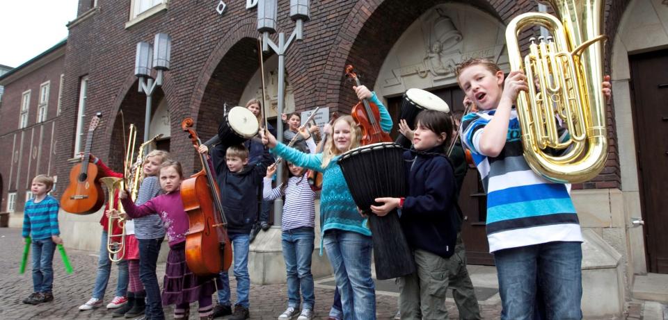 Kinder mit Musikinstrumtenten vor dem Bremer Konzerthaus, (c) Glocke Veranstaltungs GmbH 