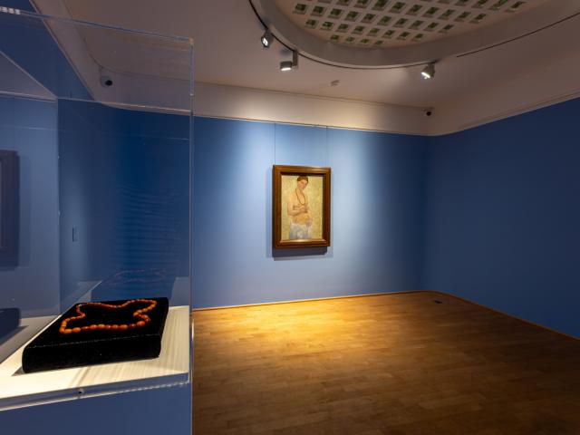 Blick in Saal 7 mit dem "Selbstbildnis am 6. Hochzeitstag" (1906) von Paula Modersohn-Becker sowie ihrer original Bernsteinkette © Foto: Patric Leo