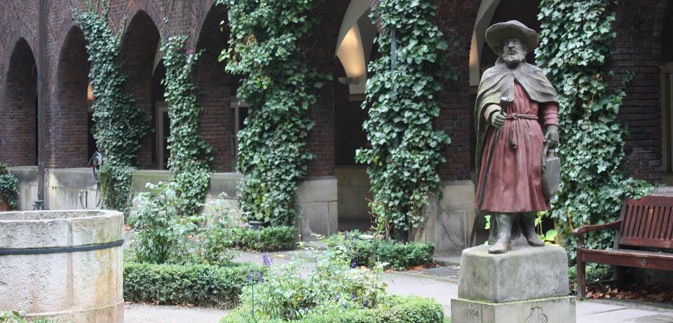 Bremen Statue St.Jacobus im Bibelgarten 