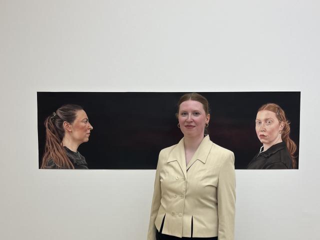 Künstlerin Wiebke Mertens in der Ausstellung Foto Sam Eisele Copyright