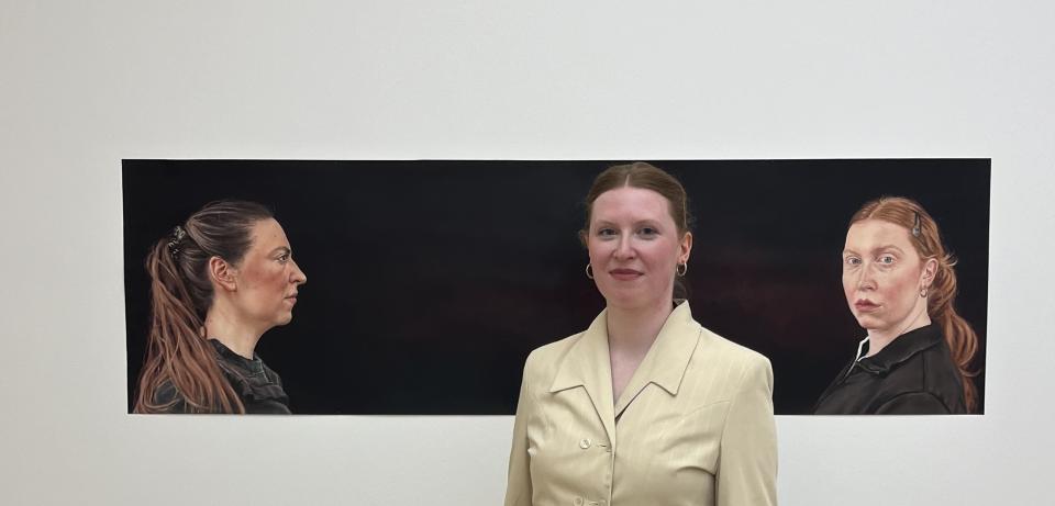 Künstlerin Wiebke Mertens in der Ausstellung Foto Sam Eisele Künstlerin Wiebke Mertens in der Ausstellung 2026, Foto Sam Eisele