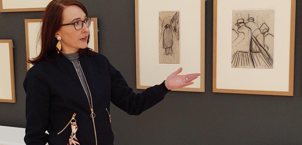 Kuratorin Simone Ewald vor den Zeichnungen von Paula Modersohn Becker 