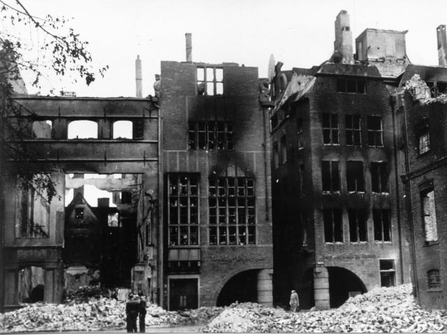 Blick auf die Böttcherstraße: Robinson-Crusoe-Haus und Haus der Hanse zu Bremen, nach dem 6. Oktober 1944 (Neuprint), Staatsarchiv Bremen, Foto: Cüppers