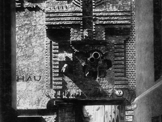 Blick vom Markt auf die Fassade des Paula-Becker-Modersohn-Hauses von Bernhard Hoetger, 1927, Archiv Böttcherstraße Bremen, Foto: Stickelmann