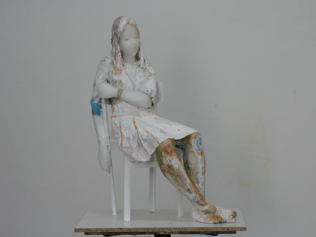 Annegret Maria Kon: Mädchen auf dem Stuhl, 2009, im Besitz der Künstlerin