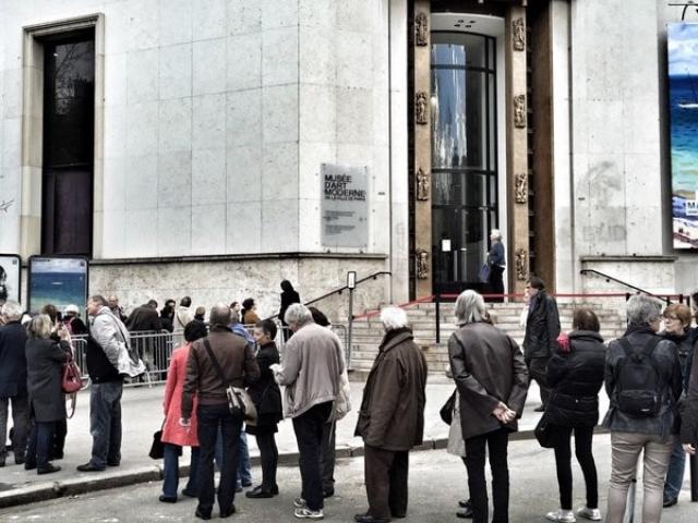 Besucher stehen Schlange für die Paula Modersohn-Becker-Ausstellung im Jahr 2016 im Musée d'Art Moderne de la Ville de Paris, Foto: Marie Darrieussecq