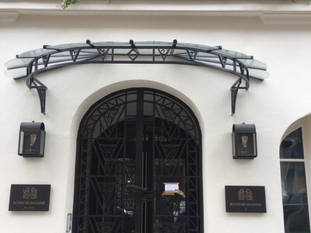 Eingang zum Hotel Bonsoir Madame, Foto: Marie Darrieussecq