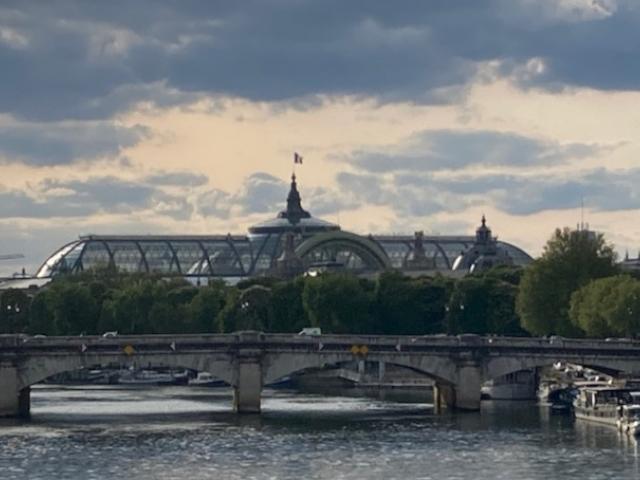 Blick auf das beeindruckende Glasdach des Grand Palais von der Passerelle Solferino oder Leopold Sedar Senghor, Foto: Sabine Glaubitz