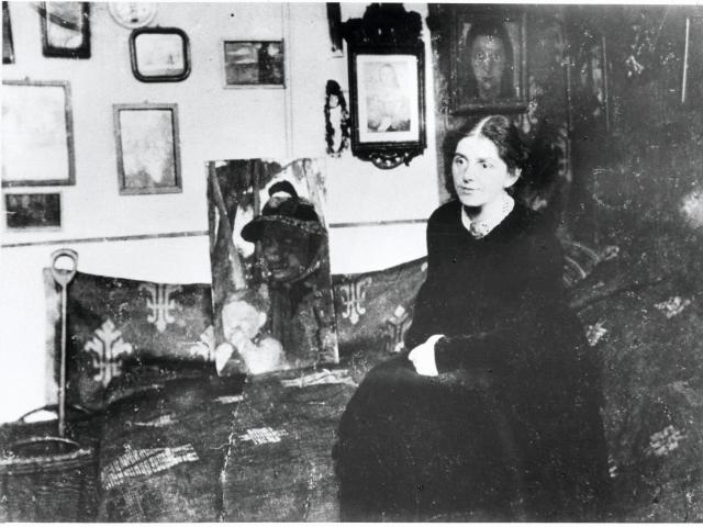 Paula Modersohn Becker in ihrem Atelier bei Bruenjes um 1905 copyright Paula Modersohn Becker Stiftung