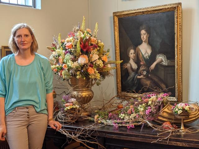 Floristin Meike Kohlhoff Team Blumen König aus Schwanewede vor dem Werkstück