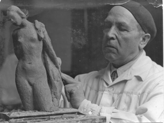 Portrait B. Hoetger mit Figur um 1940 KB NL Teichmann
