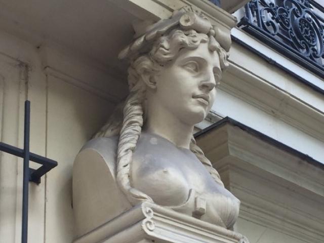 Architektonische Ornamente in der Rue Madame
