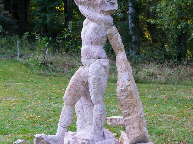 Laura Eckert, Break, Untersberger Marmor, mehrteilig, 2019, Installationsansicht: Woodsartinstitute/ WAI
