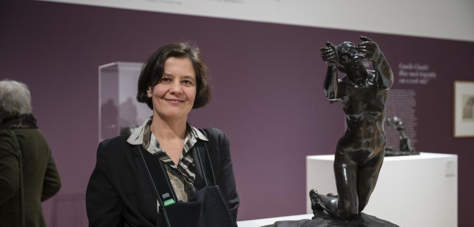 Cecile Bertran Portraet Foto Hannes von der Fecht Cécile Bertran, Direktorin des Musée Camille Claudel in Nogent-sur-Seine, neben Camille Claudels L’Implorante (Flehende) aus dem Musée Camille Claudel, © Paula Modersohn-Becker Museum / Foto: Hannes von der Fecht