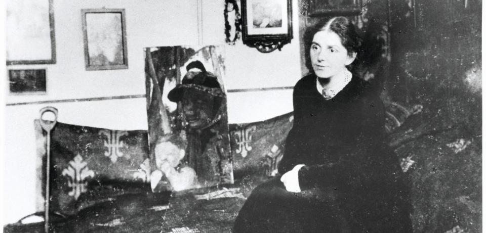 Paula Modersohn Becker in ihrem Atelier bei Bruenjes um 1905 copyright Paula Modersohn Becker Stiftung Paula Modersohn-Beckers „imaginäres Museum“ in ihrem Worpsweder Atelier, um 1905, copyright Paula-Modersohn-Becker-Stiftung