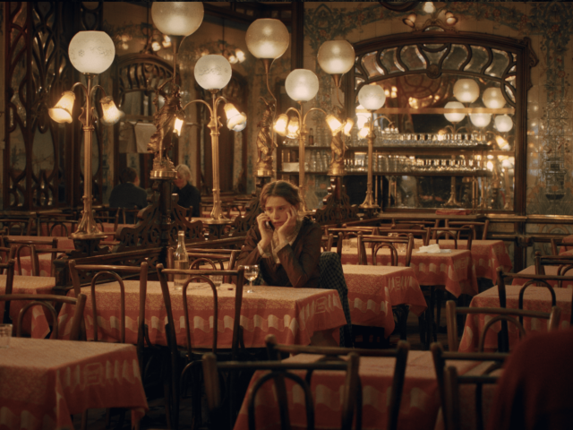 Katharina Stark als Paula in einem Worpsweder Restaurant. Auf ihrer Reise zu Paula Modersohn-Becker wird sie immer stärker mit den Parallelen zwischen ihrem eigenen Leben und dem der Künstlerin konfrontiert. /Copyright: Foto: W-FILM