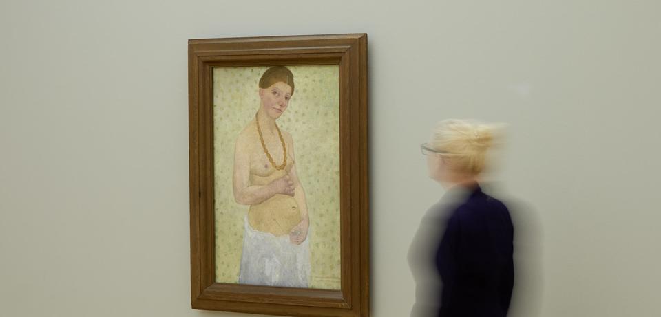 Selbstbildnis am 6. Hochzeitstag mit Besucherin c Foto Martin Luther Besucherin vom dem "Selbstbildnis am 6. Hochzeitstag" von Paula Modersohn-Becker © Foto: Martin Luther