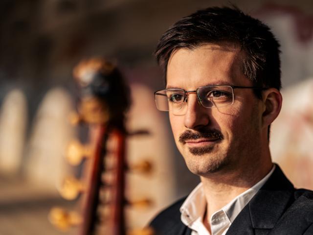 Dávid Budai nimmt uns mit seiner Lyra Viol mit auf eine musikalische Zeitreise... © Foto: Ben Drücker