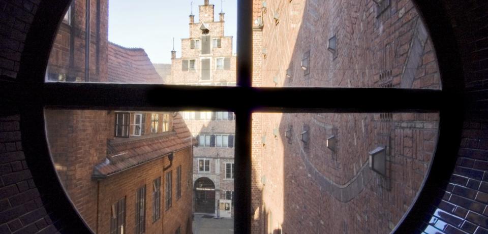 Haus Atlantis, Blick nach Norden durch ein Fenster auf der Brücke über die Straße, Foto: Felix Clebowski Haus Atlantis, Blick nach Norden durch ein Fenster auf der Brücke über die Straße, Foto: Felix Clebowski