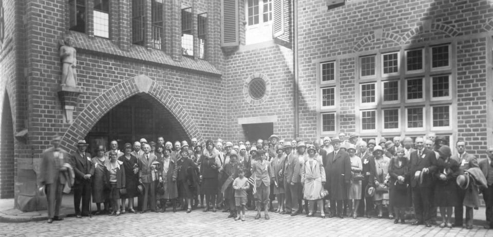 Besucher der Boettcherstrasse 1928 Foto Schlegel Bremen Besucher der Böttcherstraße 1928, Foto: Schlegel, Bremen