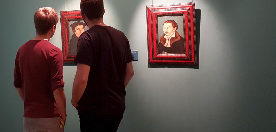 Besucher vor Luther und von Bora 