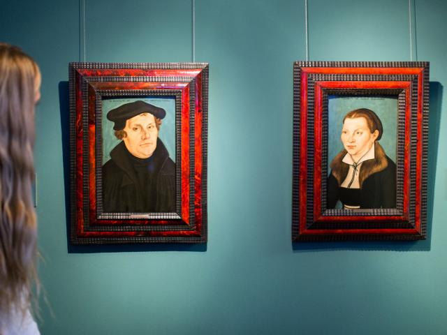 Besucherin im Ludwig Roselius Museum vor Bildnissen Luther und von Bora